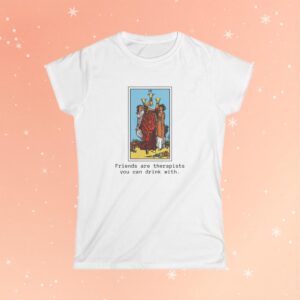 Camiseta Três de Copas do Tarô — “Amigos são terapeutas com quem você pode beber” | Camiseta Feminina